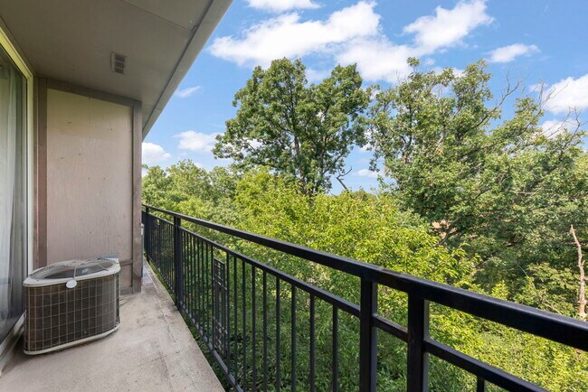 Building Photo - 5820 Oakwood Dr