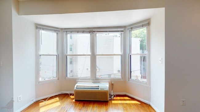 Building Photo - Stylish Studio in Adams Morgan! Amazing Lo...