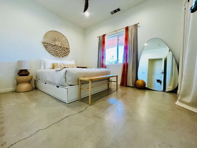 Building Photo - Gorgeous, renovated home on 2 acres in quiet neighborhood.