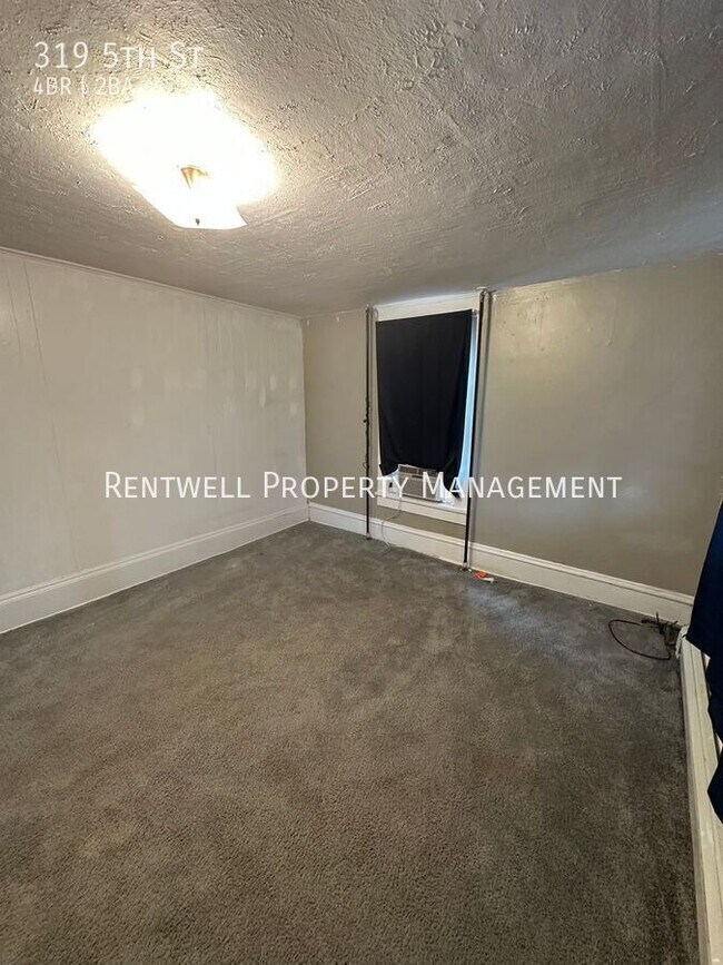 Building Photo - 319 5th St