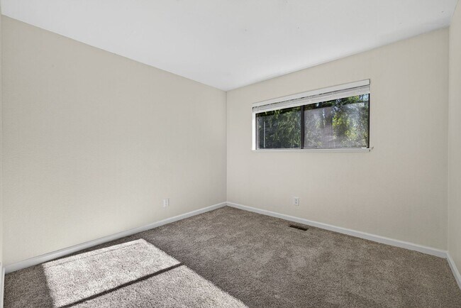 Building Photo - Charming 3-Bed / 2-Bath Retreat on Over an Acre in Sebastopol