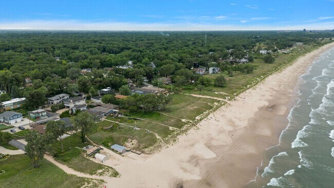 Building Photo - 3 Bedroom 2 Bath Beach House