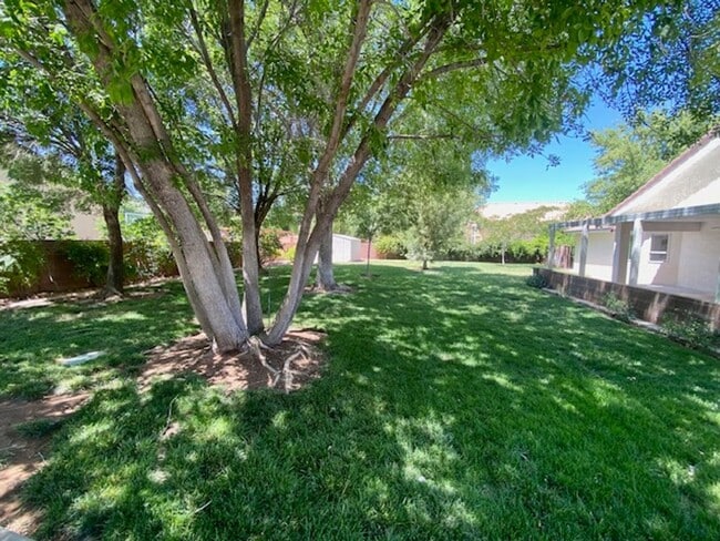 Building Photo - SPACIOUS HOME FOR RENT!