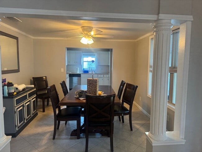 Building Photo - POOL AND APT/WORK SHOP/CRAFT ROOM