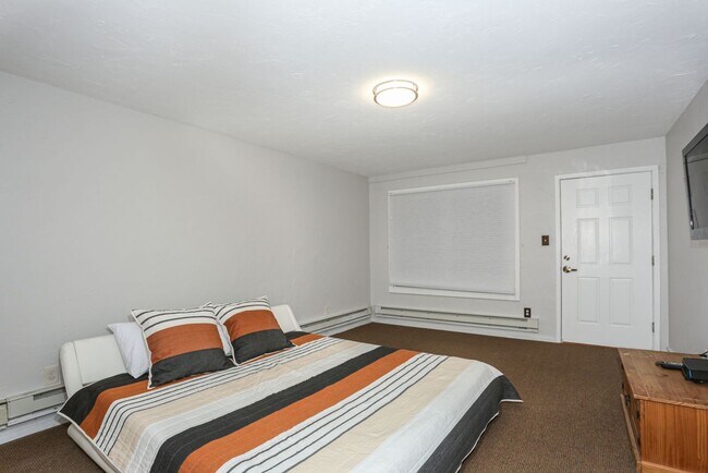 Building Photo - Walk to everything! Partially Furnished! Flexible lease terms!