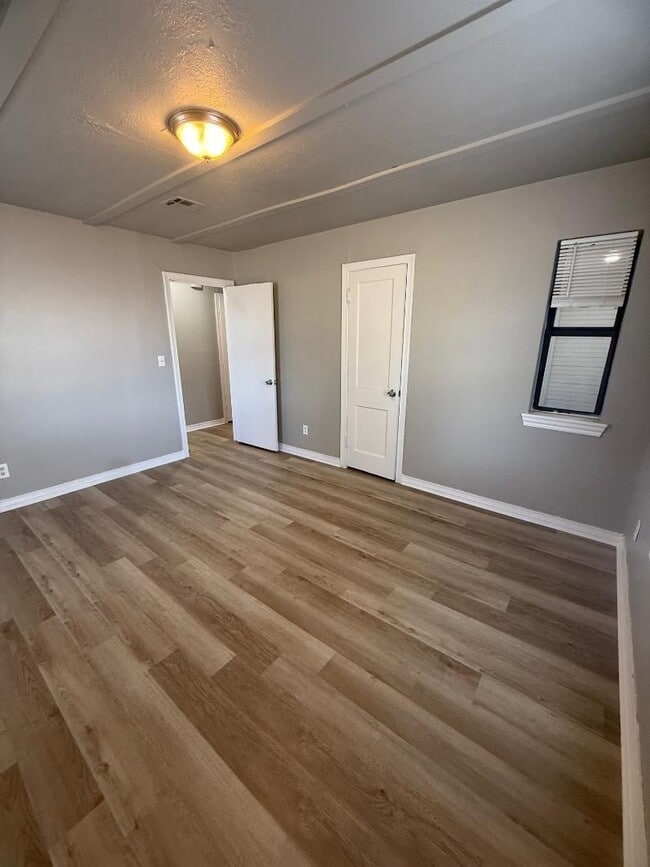 Building Photo - 1 Bed 1 Bath Duplex For Lease Now!