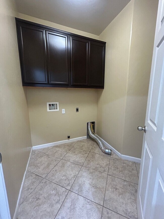 Building Photo - Step into your new residence, a charming s...