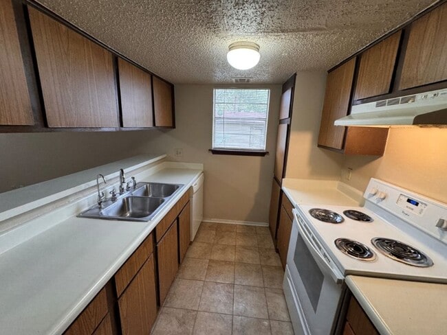 Building Photo - 2 bed duplex with 1 1/2 baths, bonus room and a 1 car garage for lease in SW OKC! (no fenced yard)