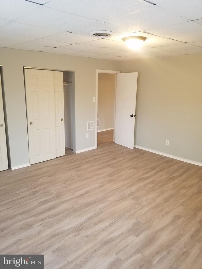 Building Photo - 215 S Pavilion Ave