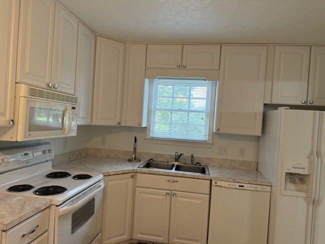 Building Photo - Spacious Furnished Apartment