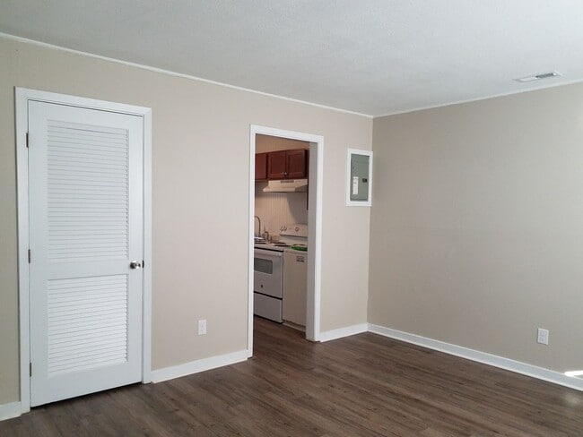 Building Photo - Charming two bedroom one bath duplex that is centrally located! Just minutes from area bases, sho...