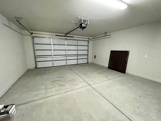 Building Photo - Beautiful 3 Bedroom 2 Bathroom Home!