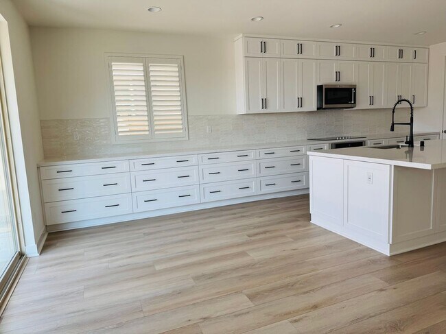Building Photo - 8631 Mission Villa Dr