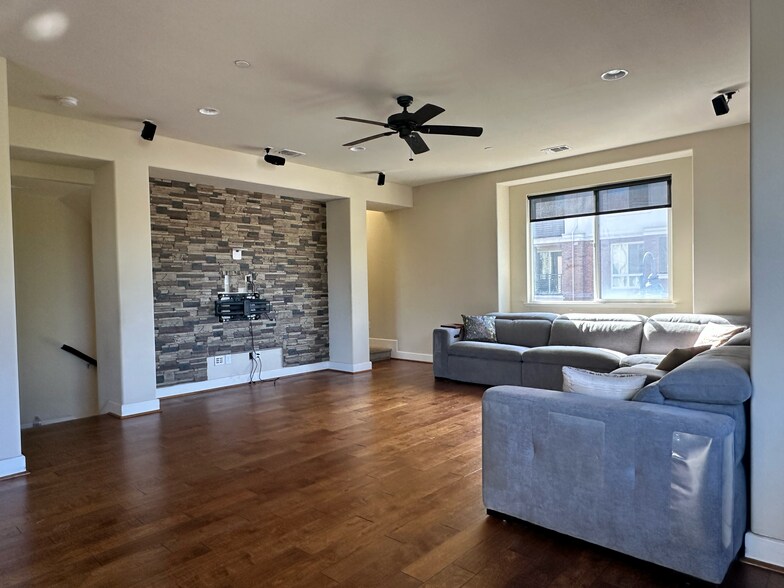 Building Photo - 6673 Tralee Village Dr