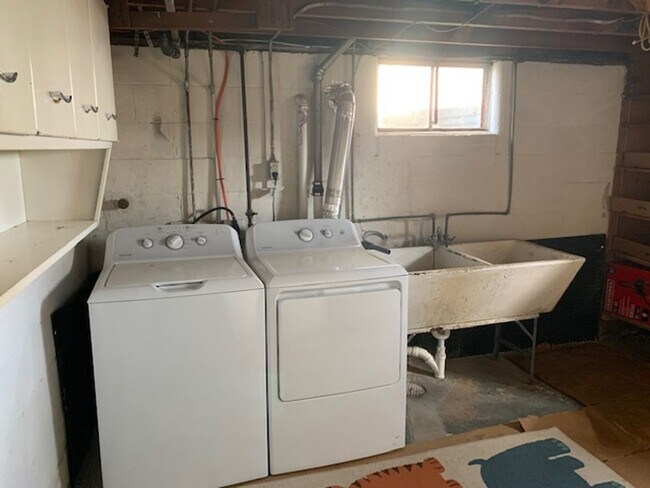 Building Photo - Newly Renovated 3 bedroom, 2.5 bath home