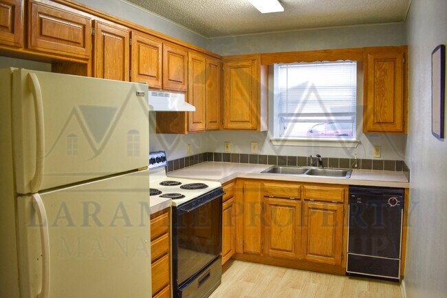 Building Photo - 3 Bedroom 2 Bathroom Apartment