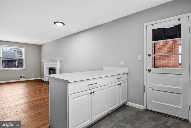 Building Photo - 617 N Wakefield St