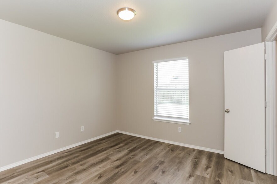 Building Photo - 1402 Gray Dawn Dr