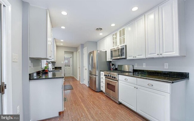 Building Photo - 2221 Senseney Ln