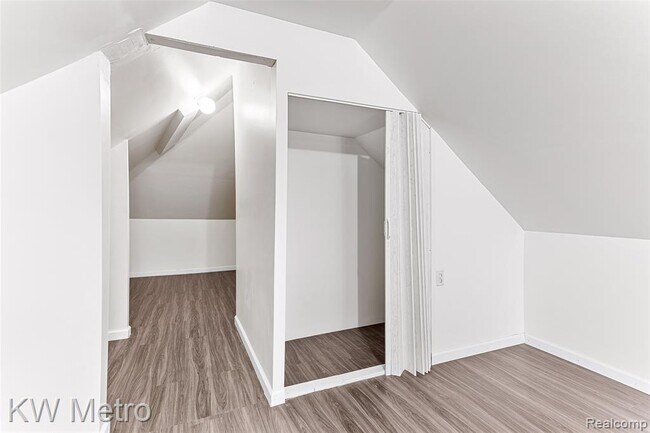 Building Photo - 1076 N Rademacher St