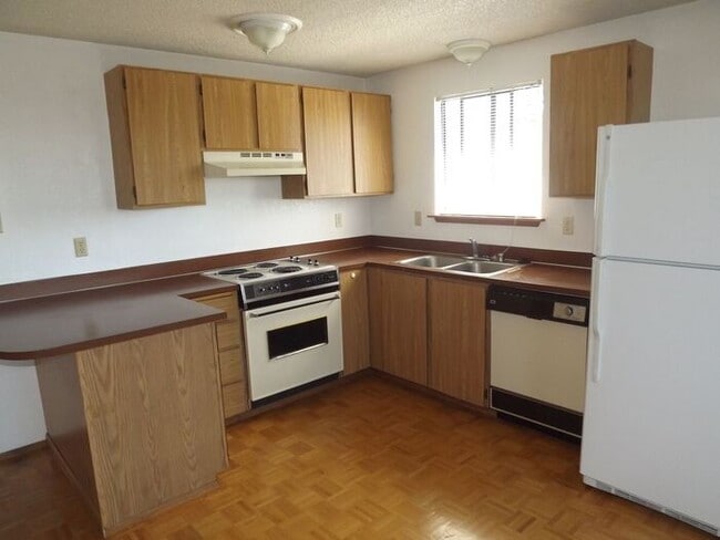 Building Photo - Nice 2 Bedroom Upper Unit In 4-PLex!