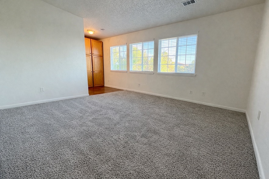 Building Photo - 1990 Eagle St