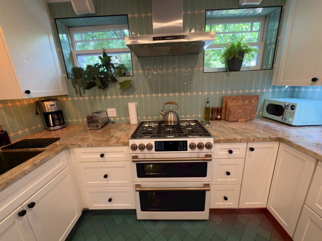 Building Photo - 3148 College Ave