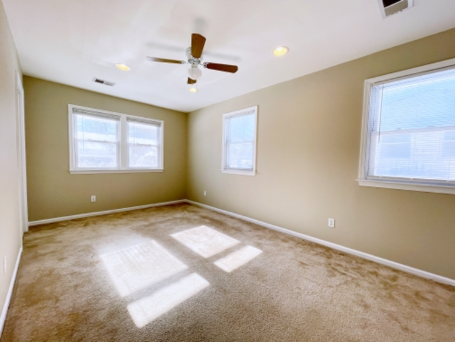 Building Photo - 120 Tulip Dr