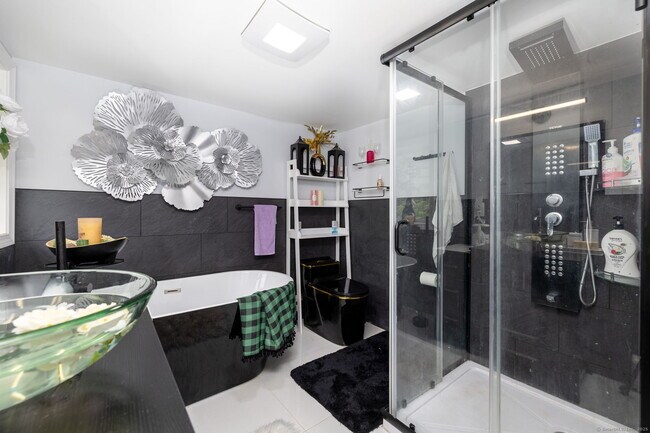 Building Photo - 538 Main St