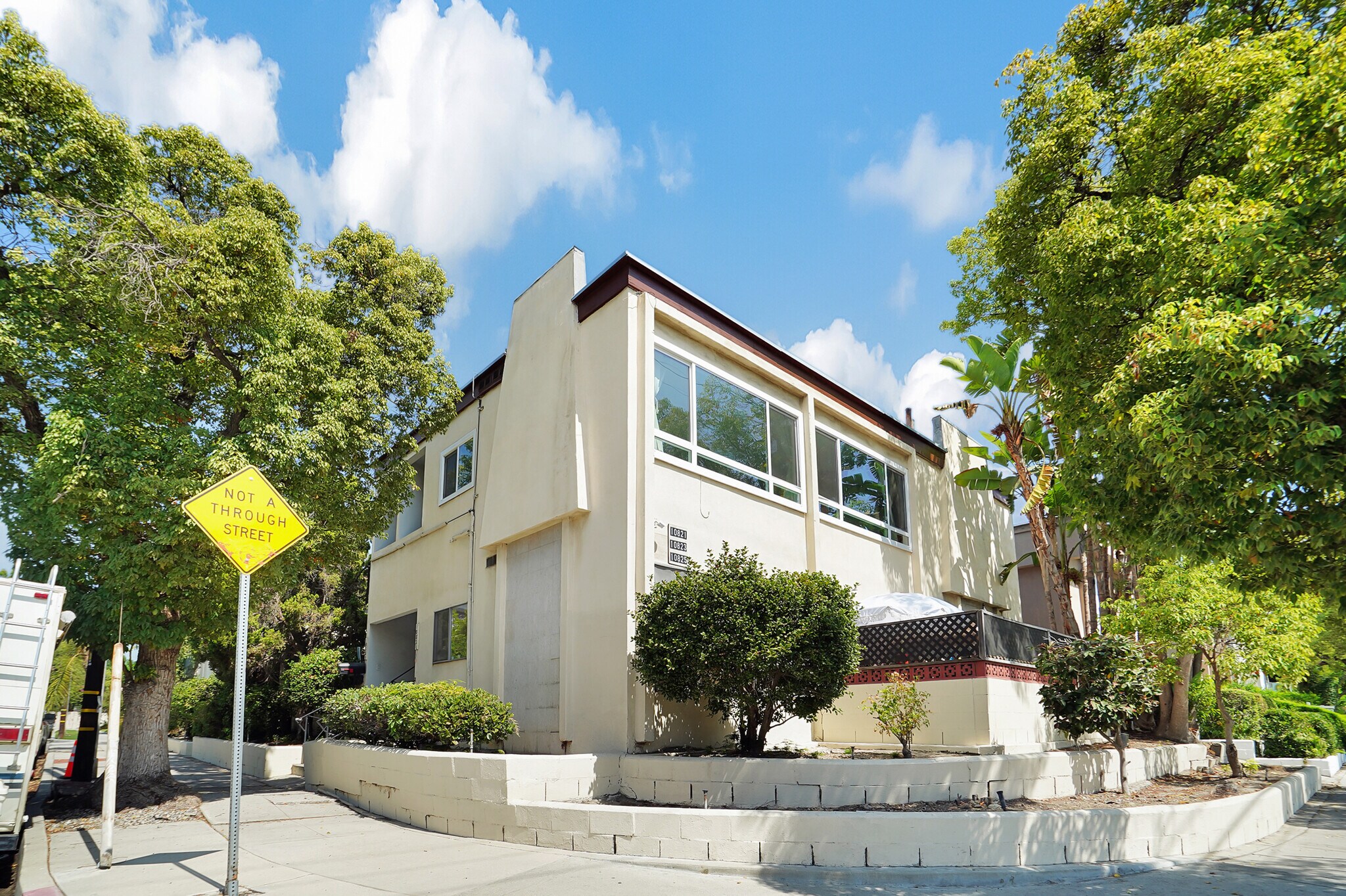 Building Photo - 10823 Camarillo St