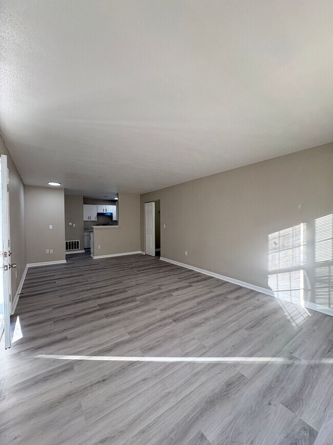 Building Photo - Bellagio Living III