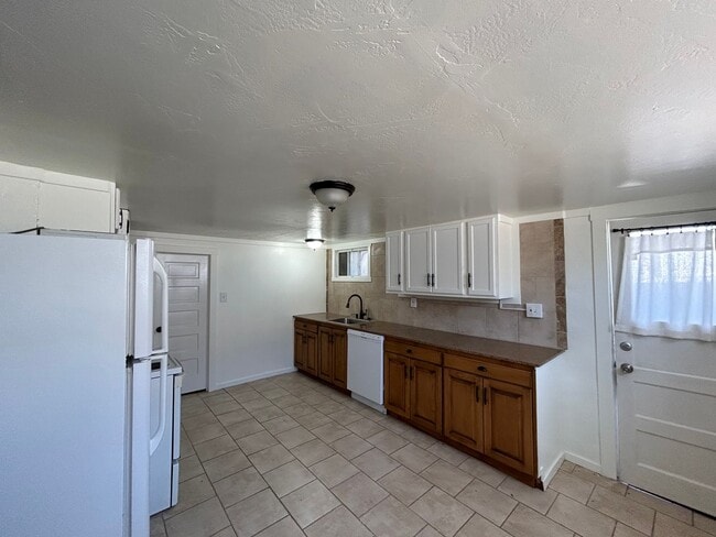 Building Photo - 669 Orem