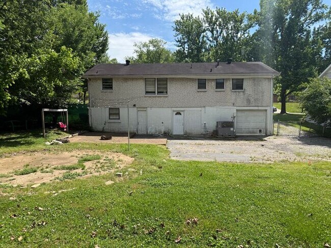 Building Photo - Lovely and Spacious Home in South Nashville - Garage and Fenced in Yard