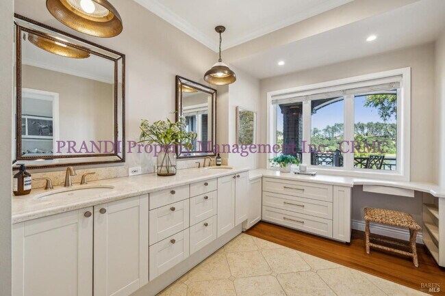 Building Photo - Luxury Townhome on Exclusive De Silva Island!