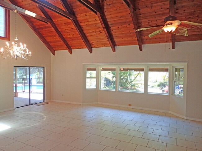 Building Photo - 525 Hidden Creek Dr