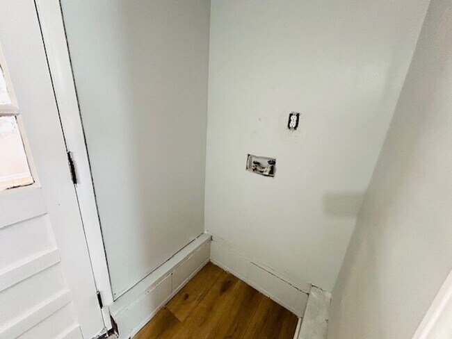 Building Photo - MOVE IN SPECIAL- $300 Off First Month's Rent-MOVE IN READY BRICK HOME!