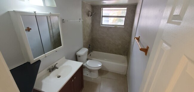 Building Photo - 921 SW 10th Dr