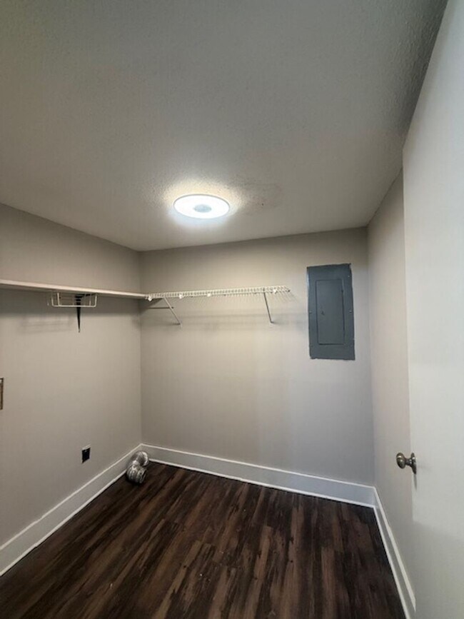 Building Photo - 118-122