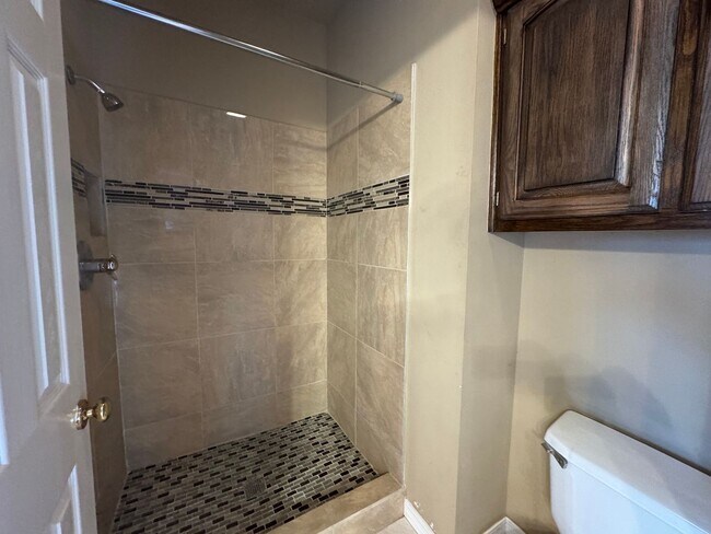 Building Photo - BIXBY - 4 Bedroom, 2.5 baths, 2 car garage - BIXBY