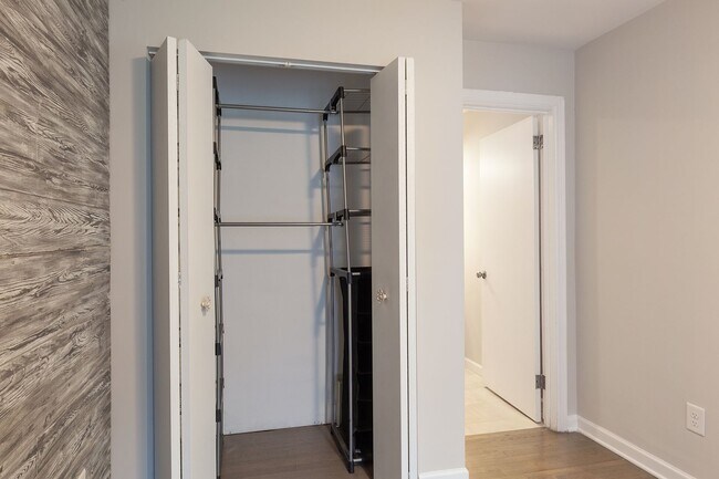 Building Photo - Renovated 3/2 w/ Fenced In Backyard and Co...