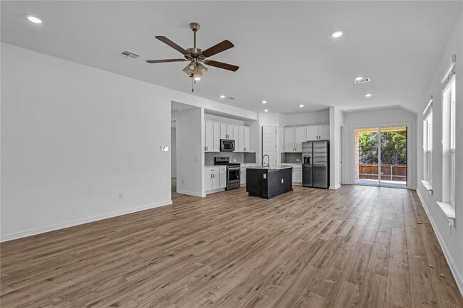 Building Photo - 1925 Ruger Pass