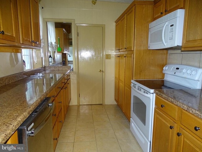 Building Photo - 1410 Gillan Dr