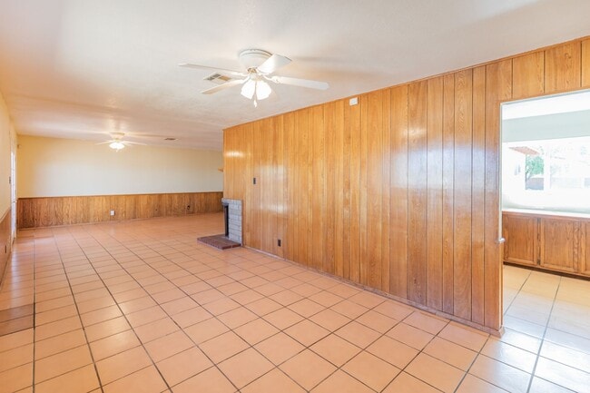 Building Photo - 3 Bedroom 2 Bath Home