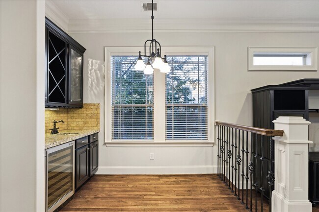 Building Photo - 840 Alexander St