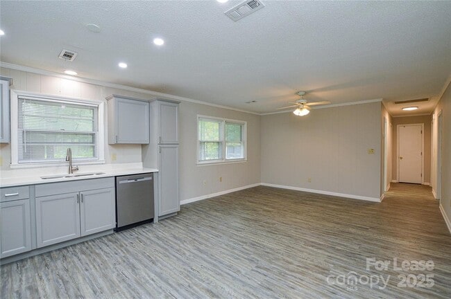 Building Photo - 331 Friendship Dr