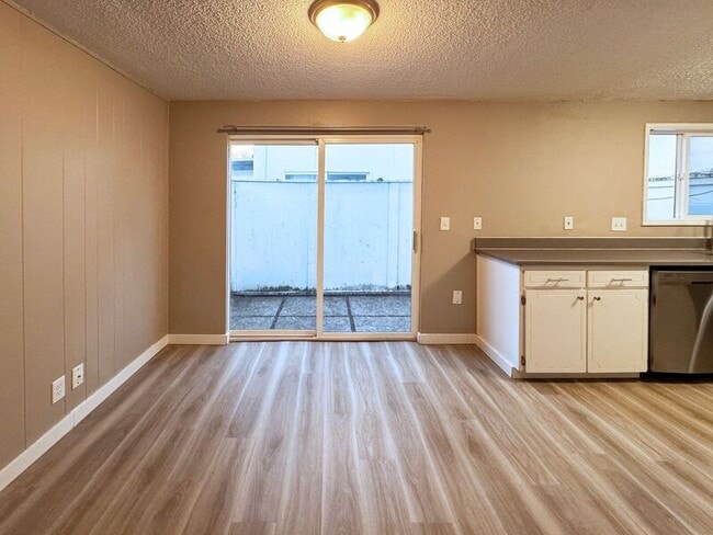 Building Photo - 1117 W 6th Ave