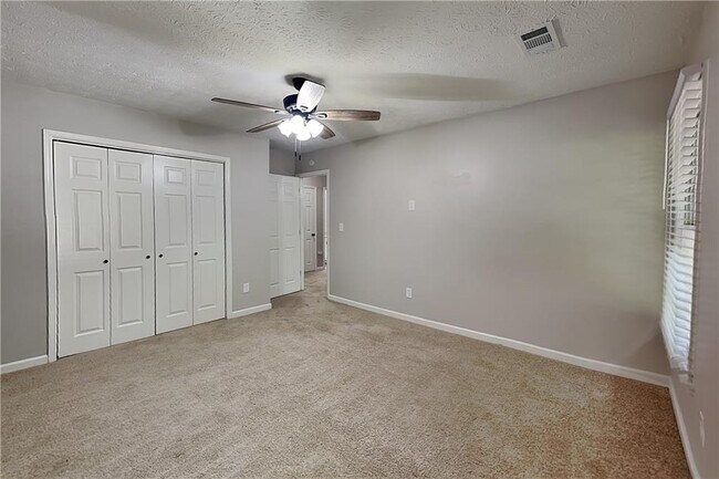 Building Photo - 9880 Lake Forest Way