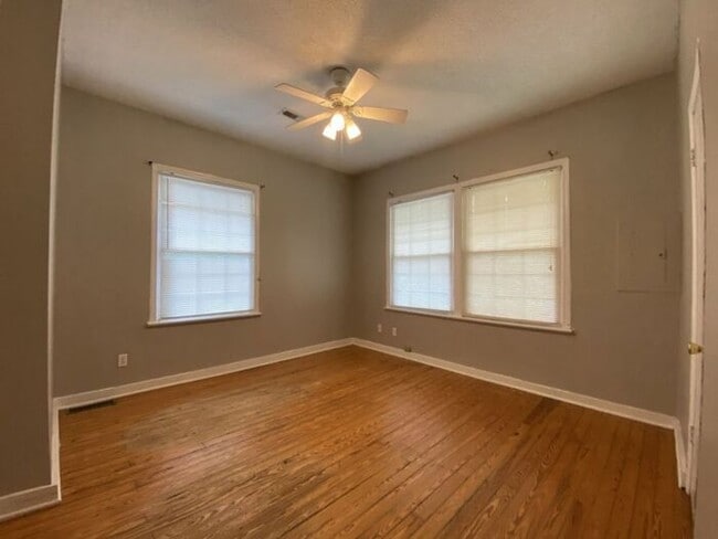 Building Photo - Spacious 6 Bedroom, 3 Bathroom Home Near U...
