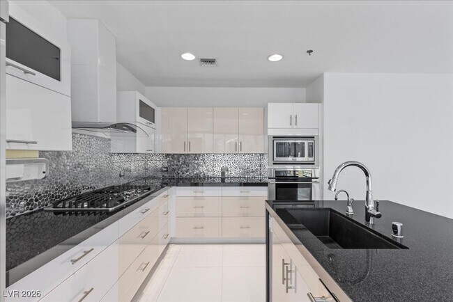 Building Photo - 4525 Dean Martin Dr