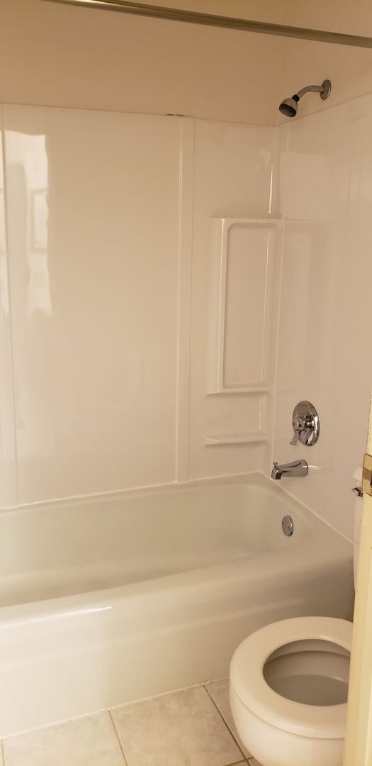 Building Photo - 3 BEDROOOM/1.5 BATH TOWNHOUSE